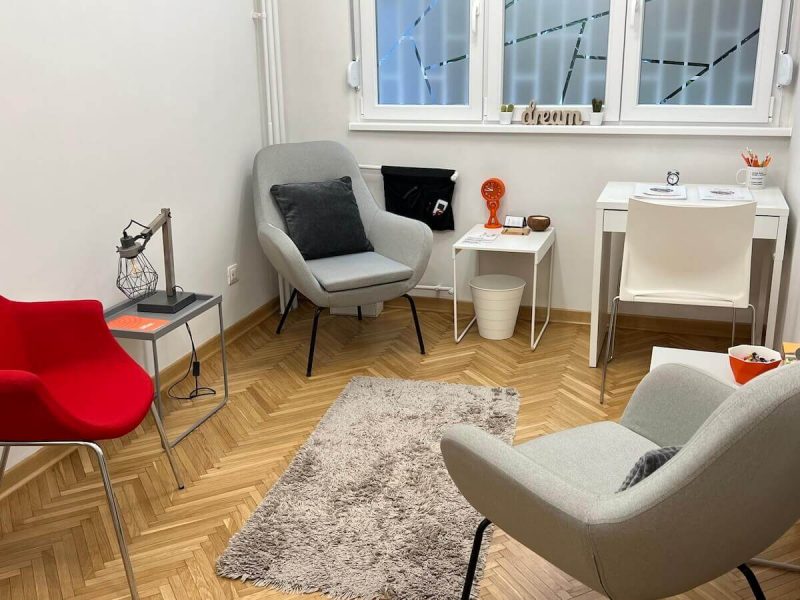Udobne fotelje u savetovalištu za psihoterapiju